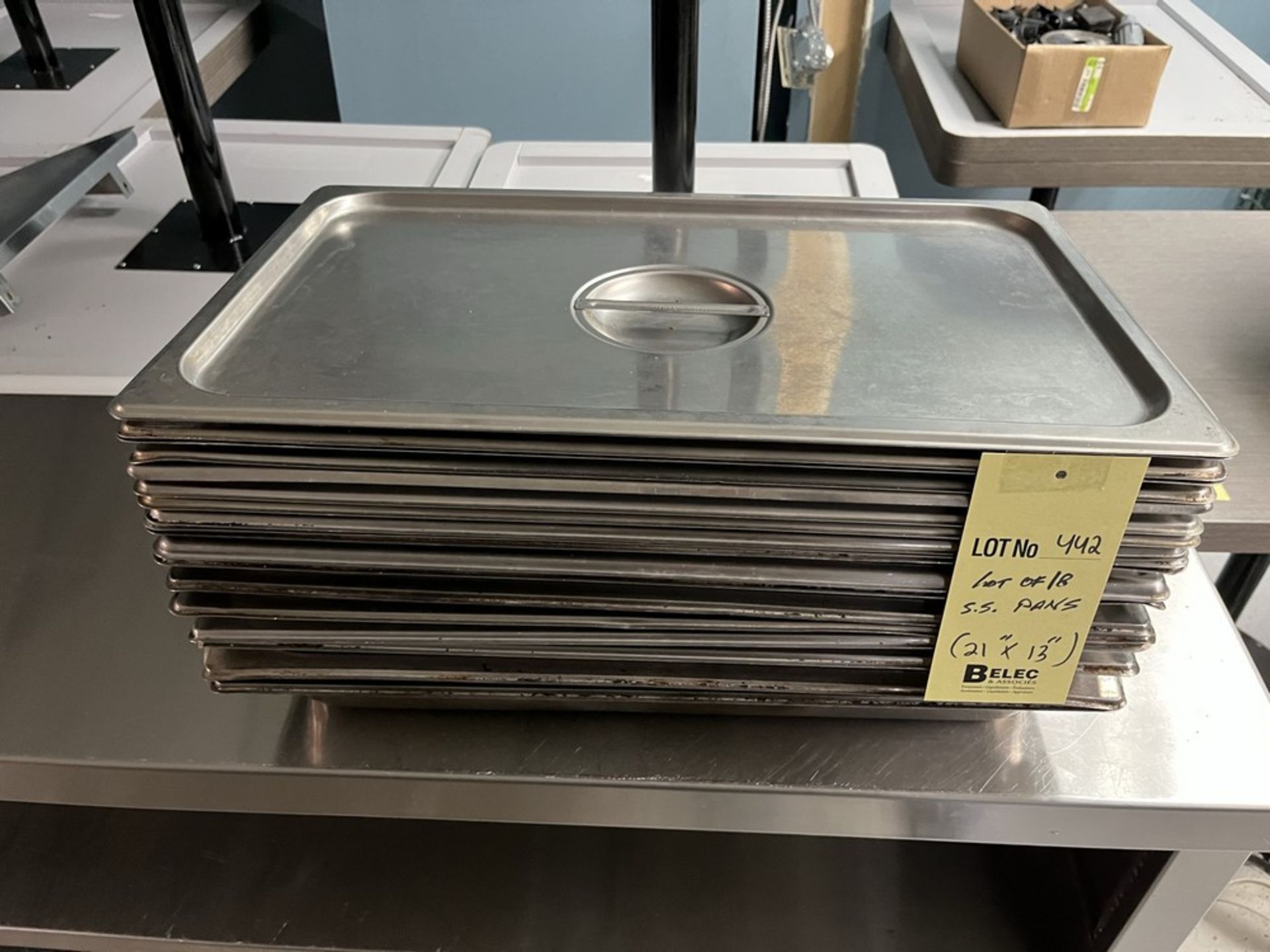 LOT: (18) Couvercles en Acier Inox. 21'' x 13''