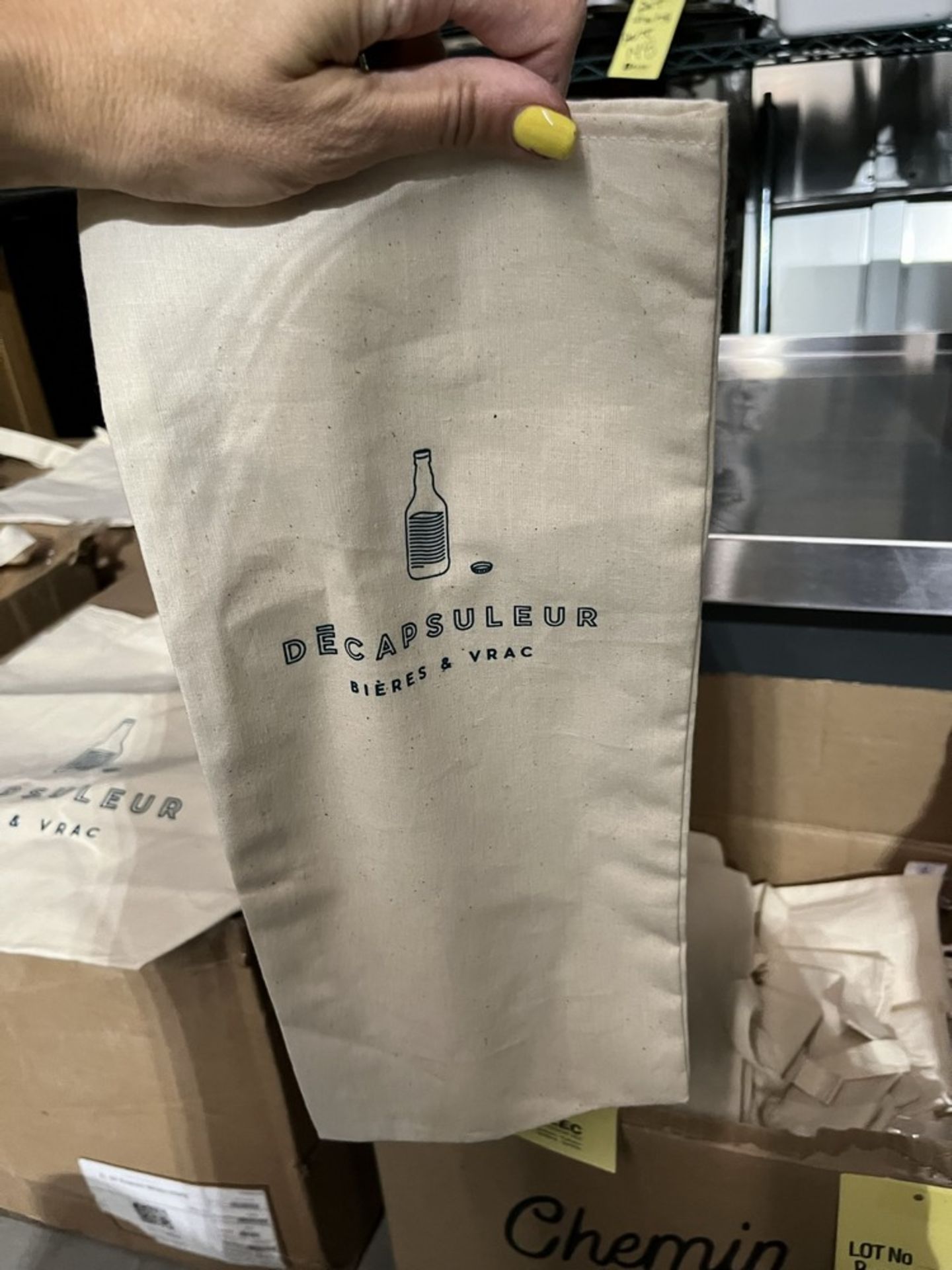 LOT: (1) Boite de Sacs à Vin en Tissu avec Logo: