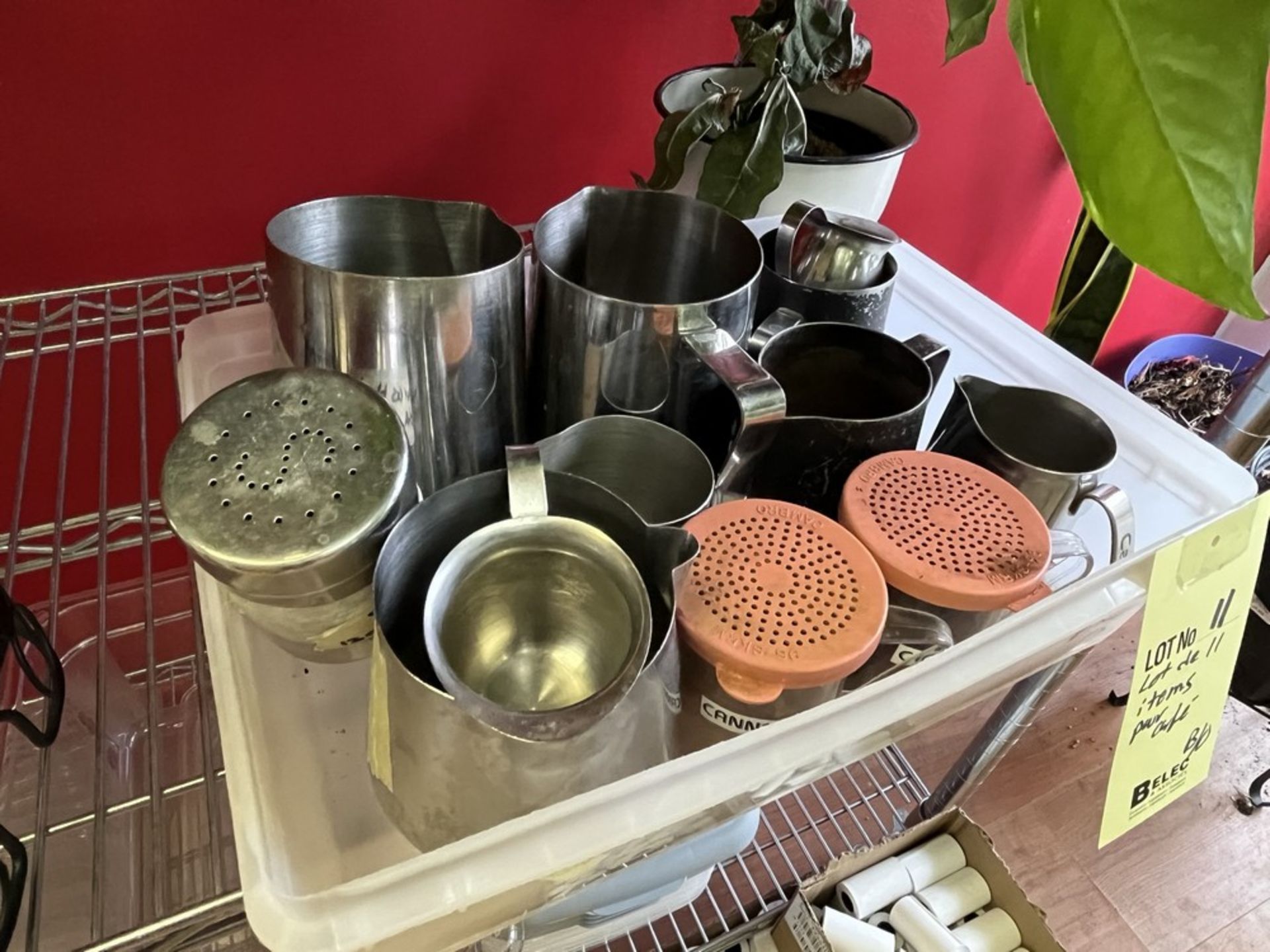 LOT: (11) Items pour Café