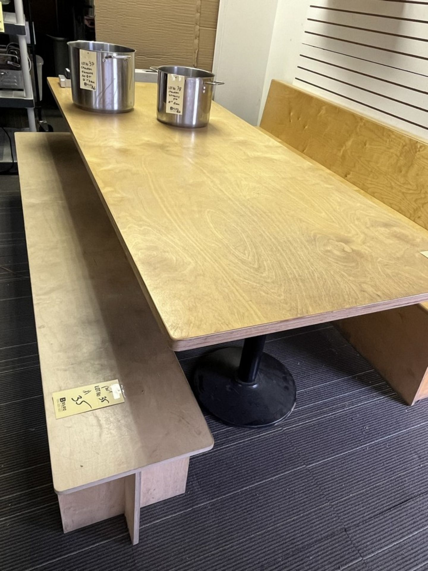 Table bois, 96'' x 36'' a/ (2) Bases en Métal & (2) Bancs 96''