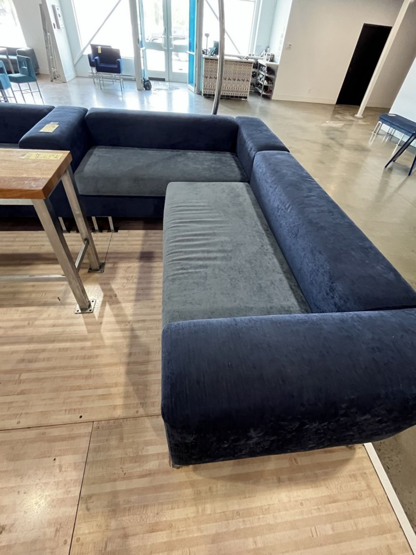 (3) Sofas en Tissu Bleu, 126'' x 100'', Pattes en Métal, QUANTITÉ X PRIX MISÉ