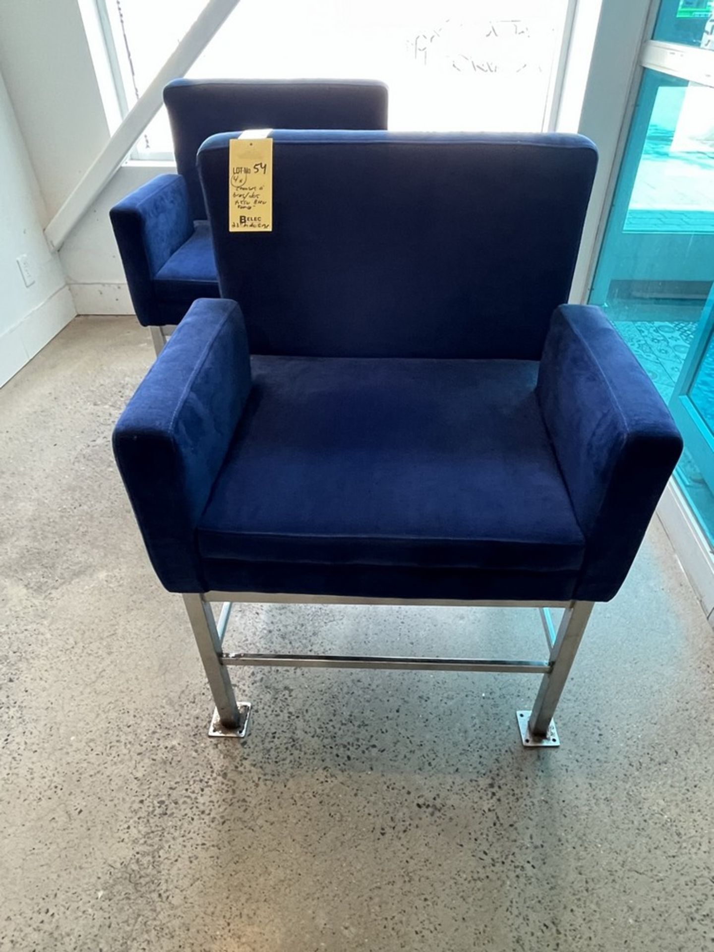 (4) Chaises/Fauteuil, Bras & Dos en Tissu Bleu Foncé, Siège: 23''H- QUANTITÉ x PRIX MISÉ - Bild 2 aus 3