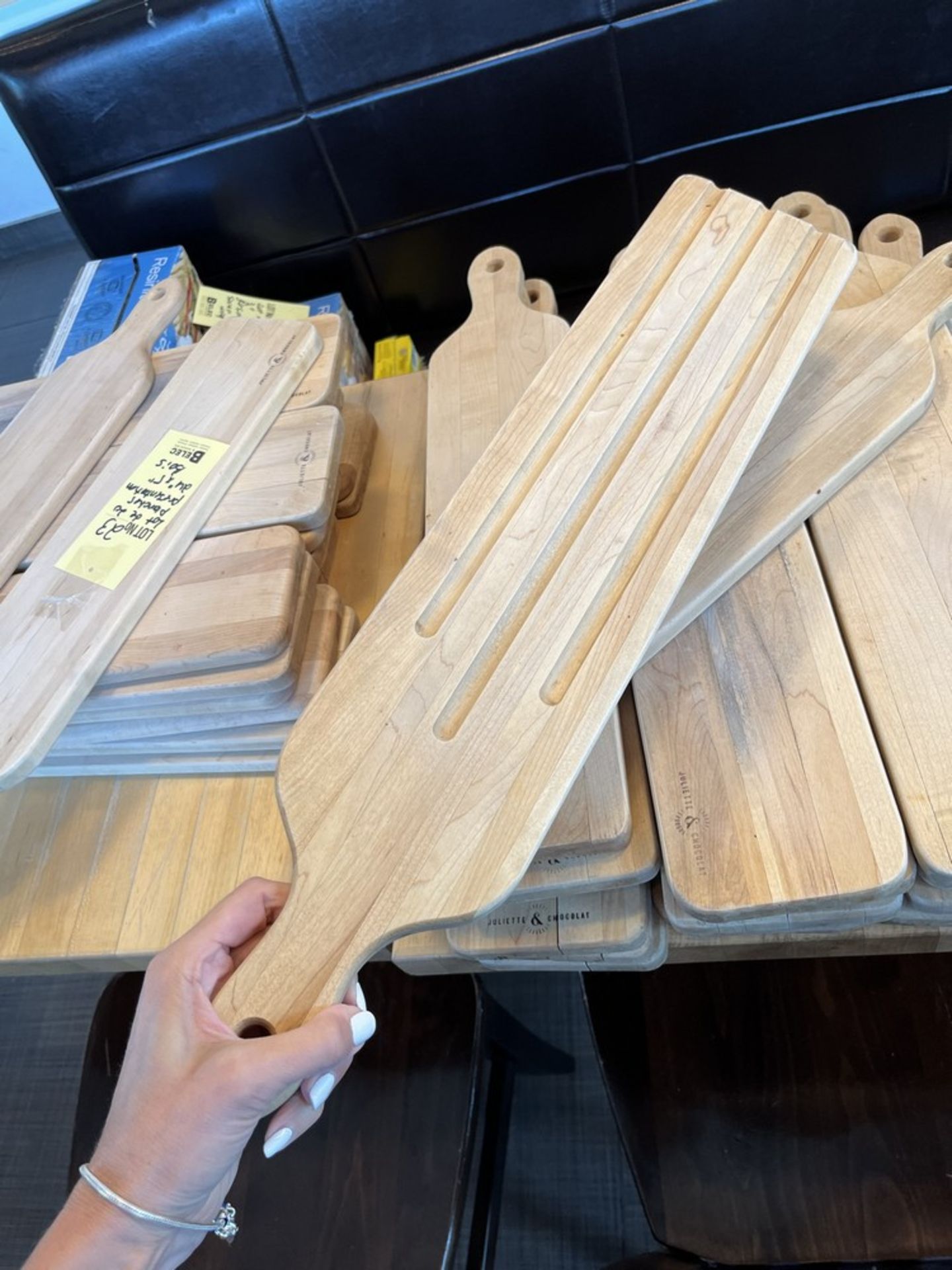 LOT: (20) Planches/Présentoirs en Bois, 24'' x 5''