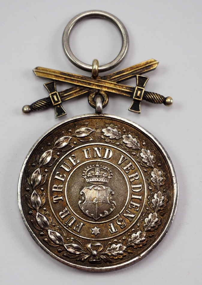 Hohenzollern: Fürstlich Hohenzollernscher Hausorden, Silberne Ehrenmedaille mit Schwertern.