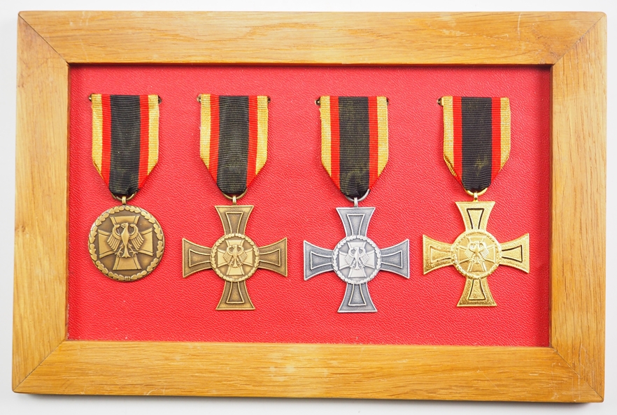 BRD: Ehrenkreuz der Bundeswehr, in Gold / Silber / Bronze und Ehrenmedaille.