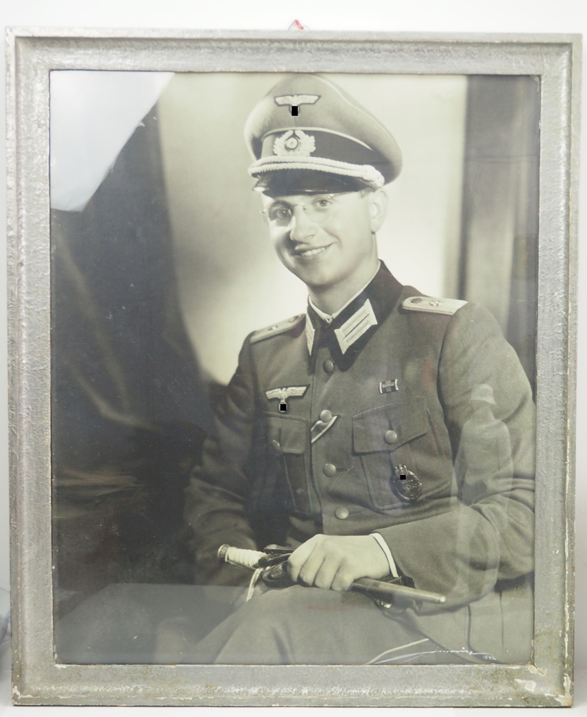 Wehrmacht: Studio Porträt eines Leutnant der Panzertruppe.