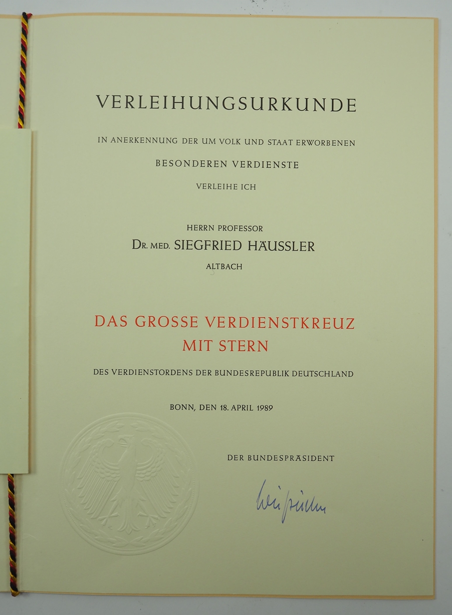 BRD: Bundesverdienstorden, Großes Verdienstkreuz mit Stern Urkunde eines Medizin Professors. - Image 2 of 8