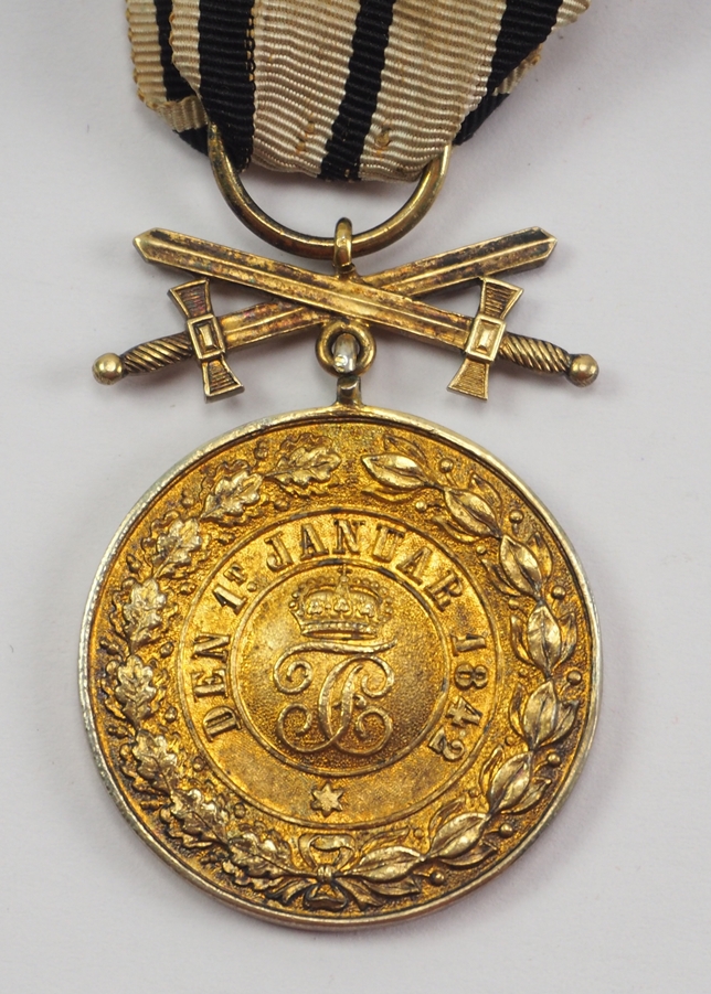 Hohenzollern: Fürstlich Hohenzollernscher Hausorden, Goldene Ehrenmedaille mit Schwertern. - Image 2 of 3