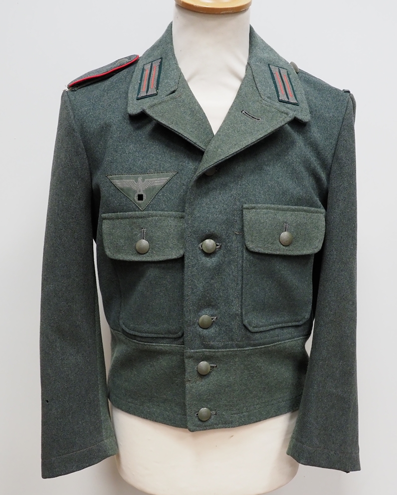 Wehrmacht: Feldbluse M44 für einen Gefreiten der Artillerie- Kammerstück.