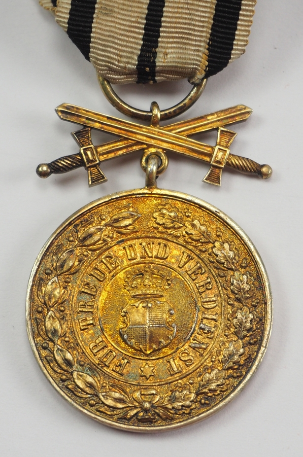 Hohenzollern: Fürstlich Hohenzollernscher Hausorden, Goldene Ehrenmedaille mit Schwertern.