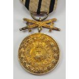 Hohenzollern: Fürstlich Hohenzollernscher Hausorden, Goldene Ehrenmedaille mit Schwertern.