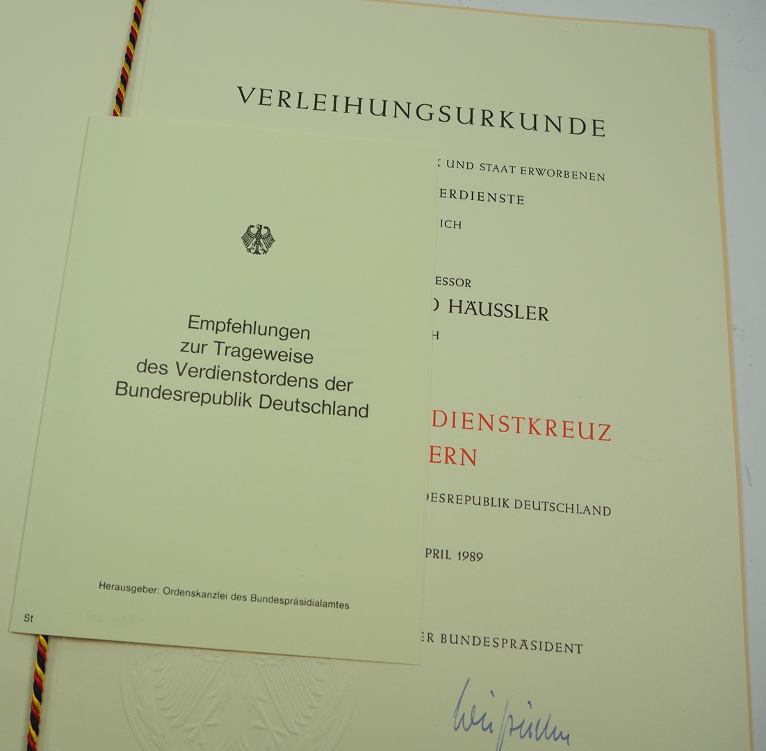 BRD: Bundesverdienstorden, Großes Verdienstkreuz mit Stern Urkunde eines Medizin Professors. - Image 4 of 8