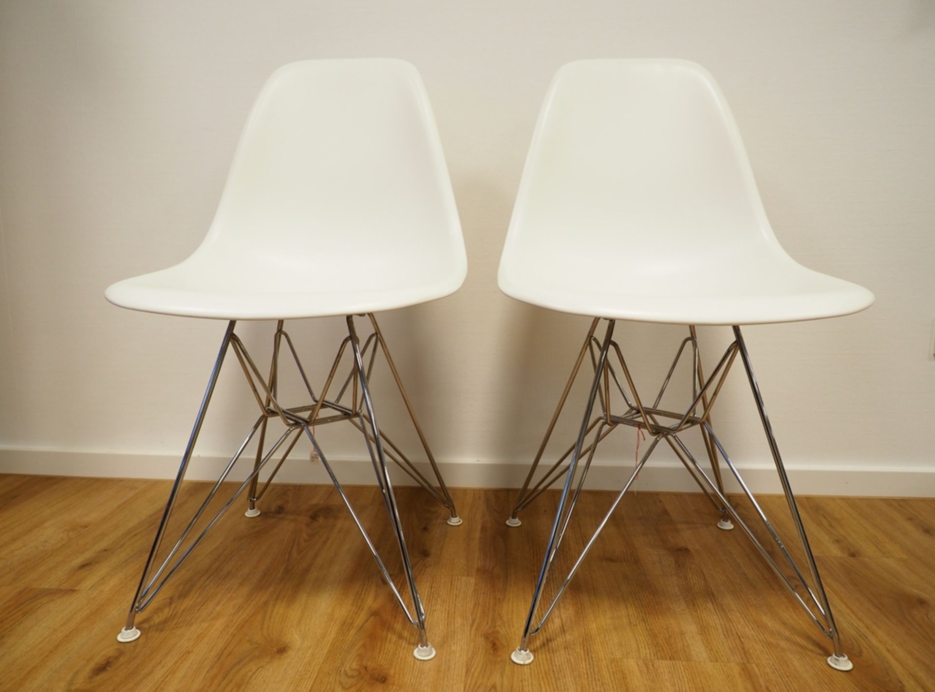 Vitra: zwei "Eames Plastic Chair".  - Bild 2 aus 6