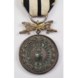 Hohenzollern: Fürstlich hohenzollernscher Hausorden, Silberne Medaille, mit Schwertern.