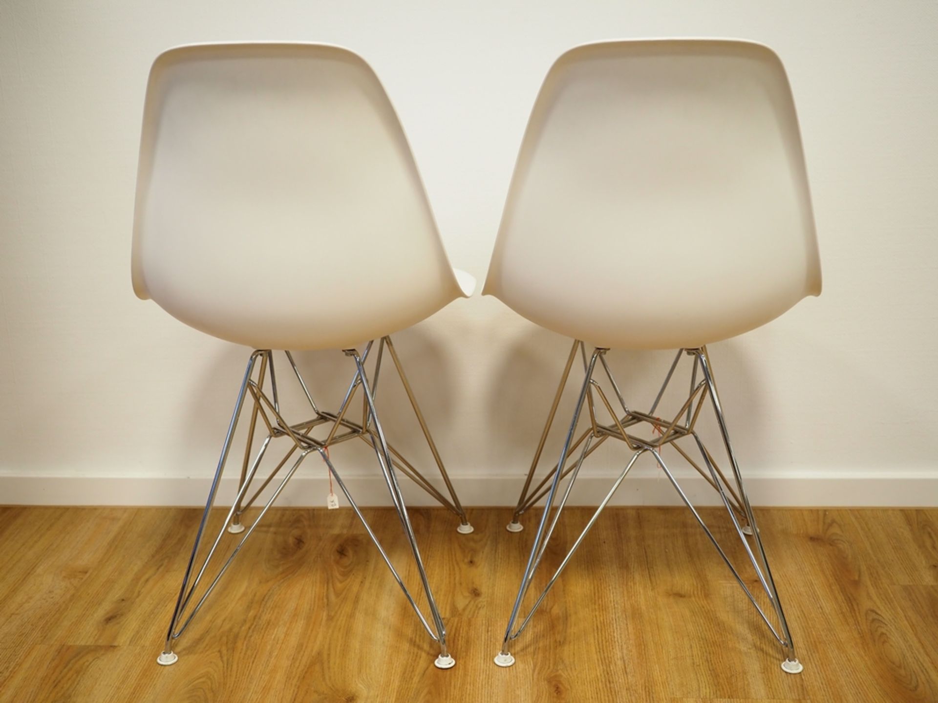 Vitra: zwei "Eames Plastic Chair".  - Bild 5 aus 6