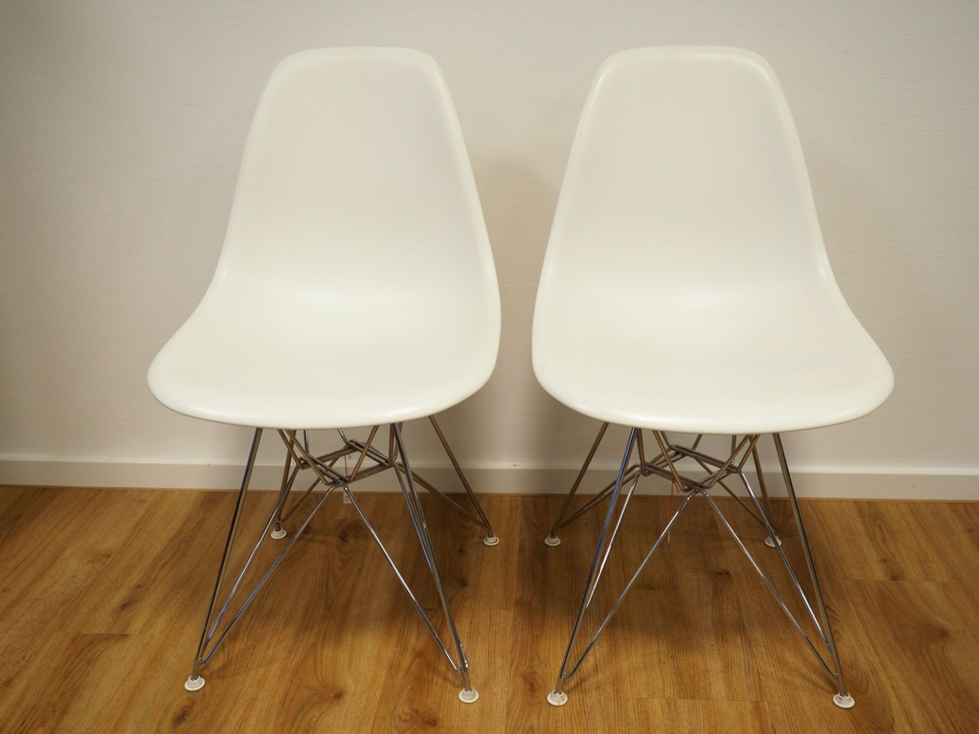 Vitra: zwei "Eames Plastic Chair". 