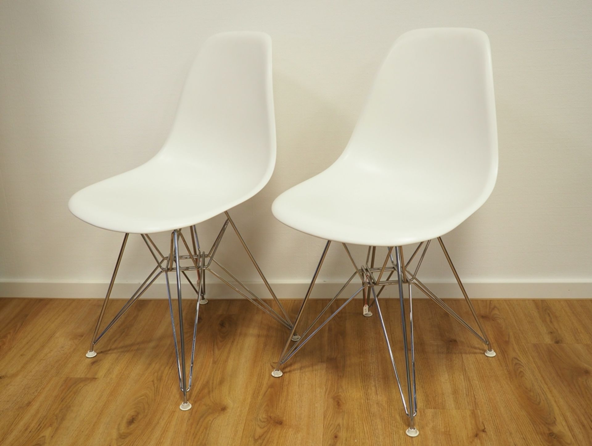 Vitra: zwei "Eames Plastic Chair".  - Bild 3 aus 6