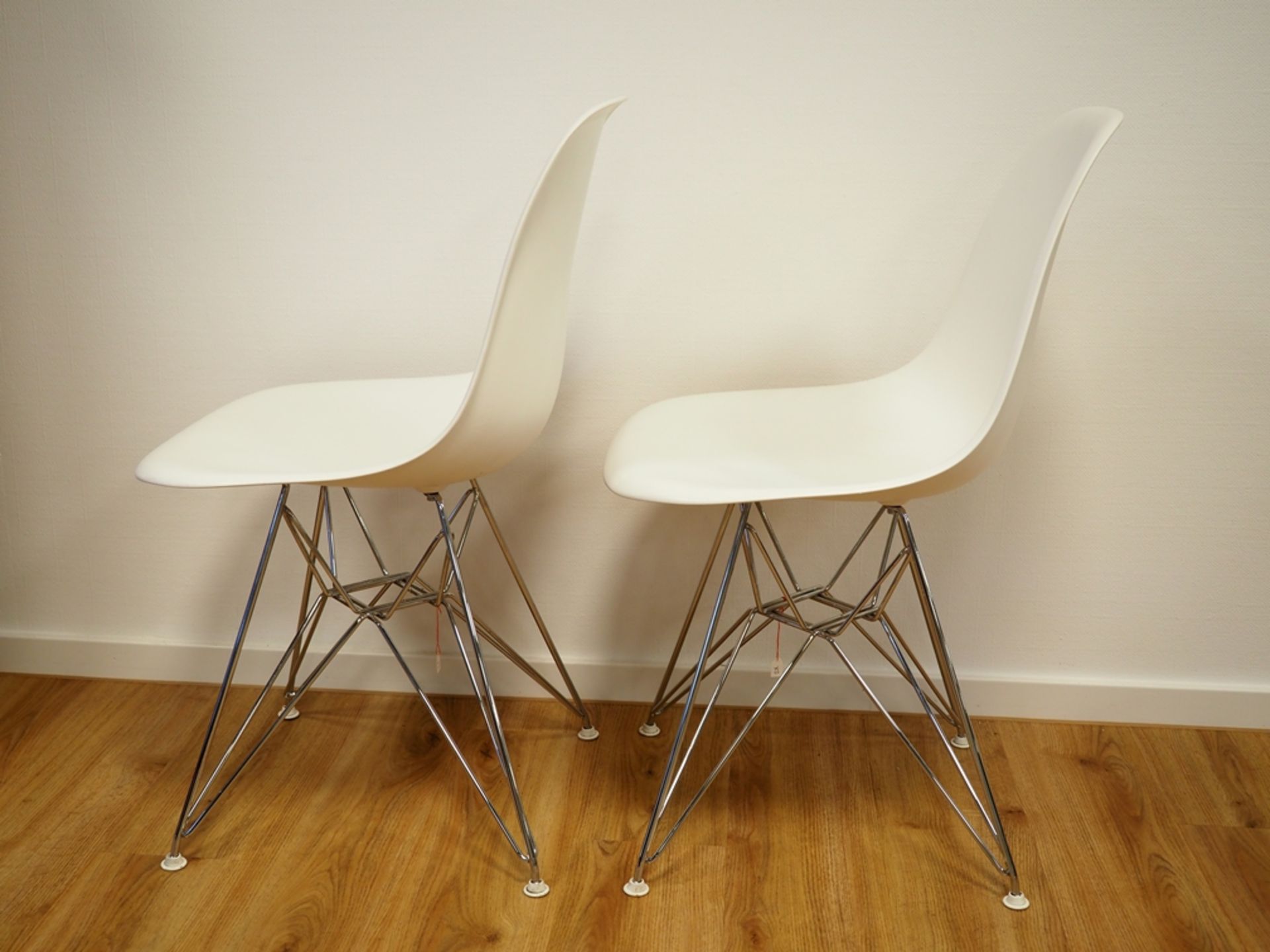 Vitra: zwei "Eames Plastic Chair".  - Bild 4 aus 6