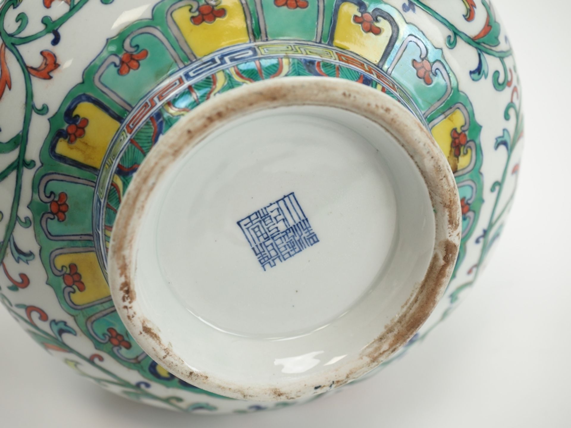 China: Porzellanvase mit figürlichen Handhaben.  - Bild 5 aus 6
