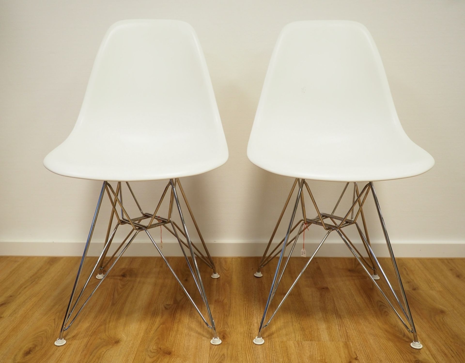 Vitra: zwei "Eames Plastic Chair".