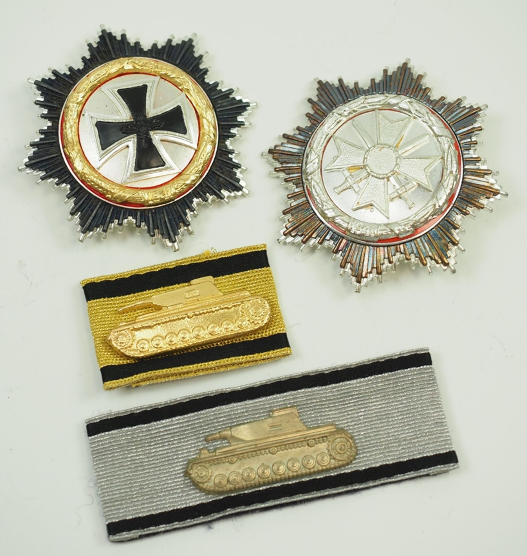 1957: Deutsches Kreuz, in Gold und Silber.