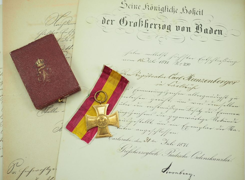 Baden: Erinnerungskreuz für freiwillige Krankenpflege (1870-1871), im Etui mit Urkunde für einen Gr