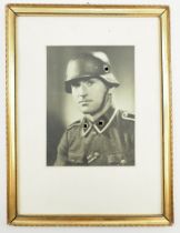 Waffen-SS: Porträt eines Angehörigen der Division Totenkopf mit Stahlhelm.