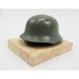 Wehrmacht: Schreibtischdekoration - Stahlhelm als Miniatur.