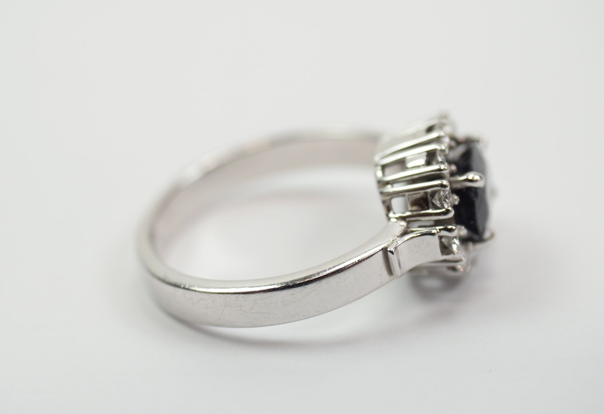 Ring aus WG mit weißen Saphiren. - Image 4 of 5