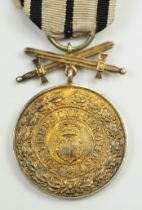 Hohenzollern: Fürstlich Hohenzollernscher Hausorden, Goldene Ehrenmedaille mit Schwertern.