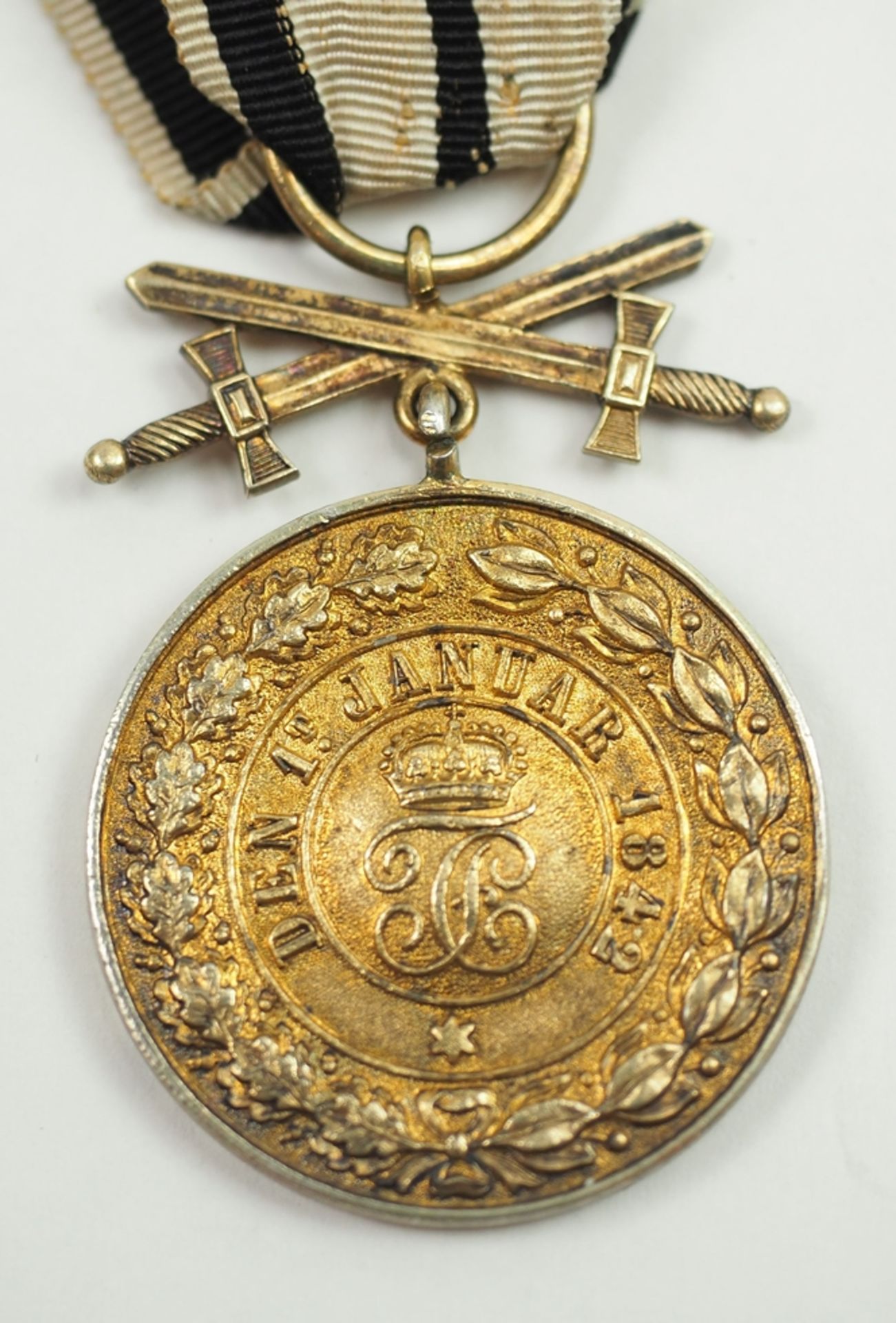 Hohenzollern: Fürstlich Hohenzollernscher Hausorden, Goldene Ehrenmedaille mit Schwertern. - Image 2 of 2
