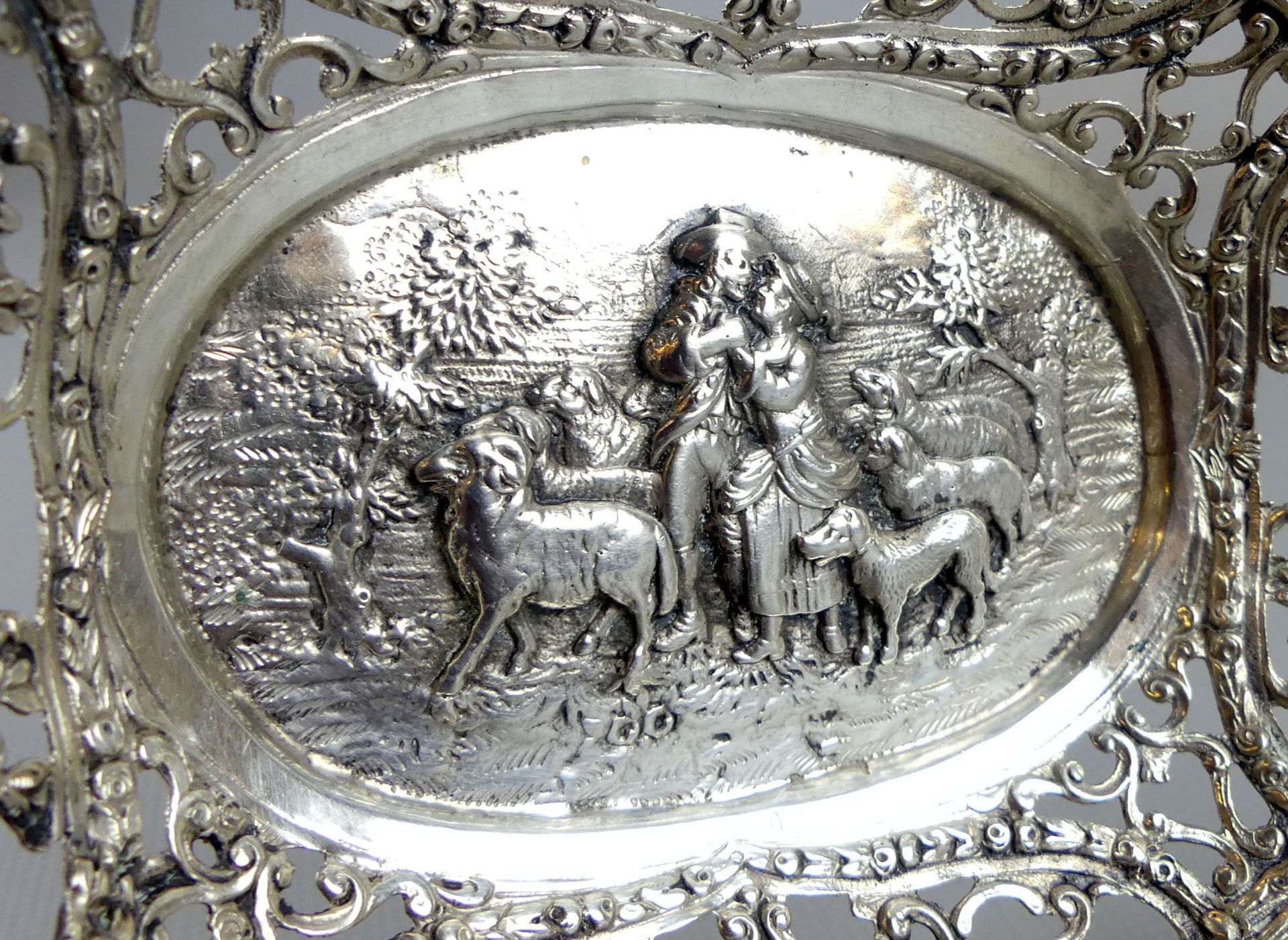 Schale, 800er Silber, oval, durchbrochen, reich verziert, ca. 172 g., - Image 2 of 3
