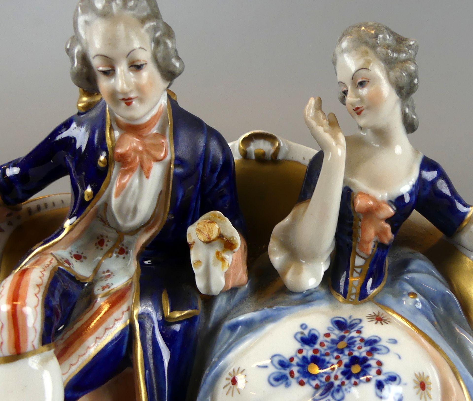 Barockes Paar, Porzellanfiguren, polychrom bemalt, Goldstaffage, - Bild 2 aus 3
