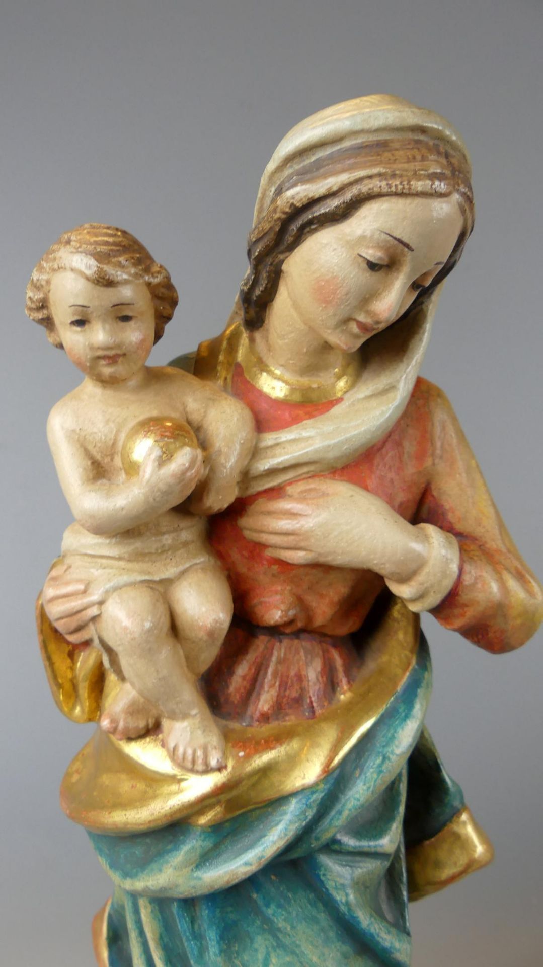 Madonna mit Jesuskind, Holz, farbig gefasst, neuzeitlich, H. ca. 35 cm - Bild 2 aus 3