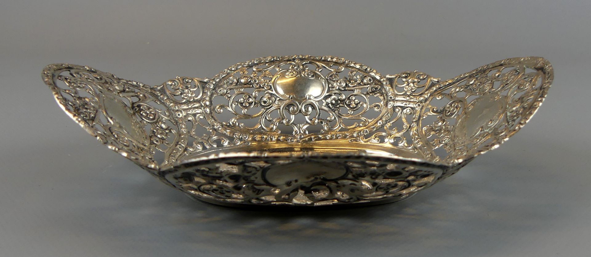 Schale, 800er Silber, oval, durchbrochen, reich verziert, ca. 172 g.,
