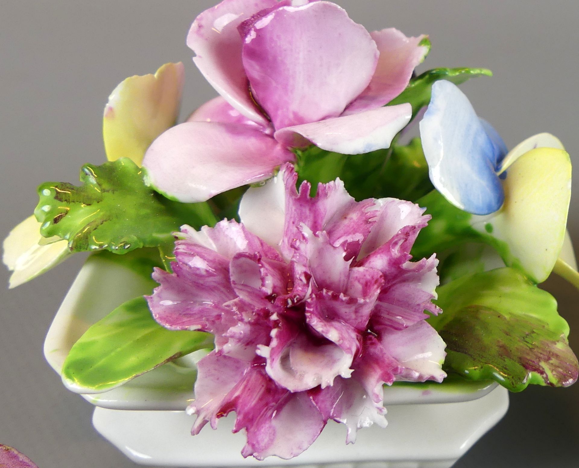 Konvolut von plastischen Blumen, Porzellan, verschiedene Farben und Manufakturen, - Bild 3 aus 5