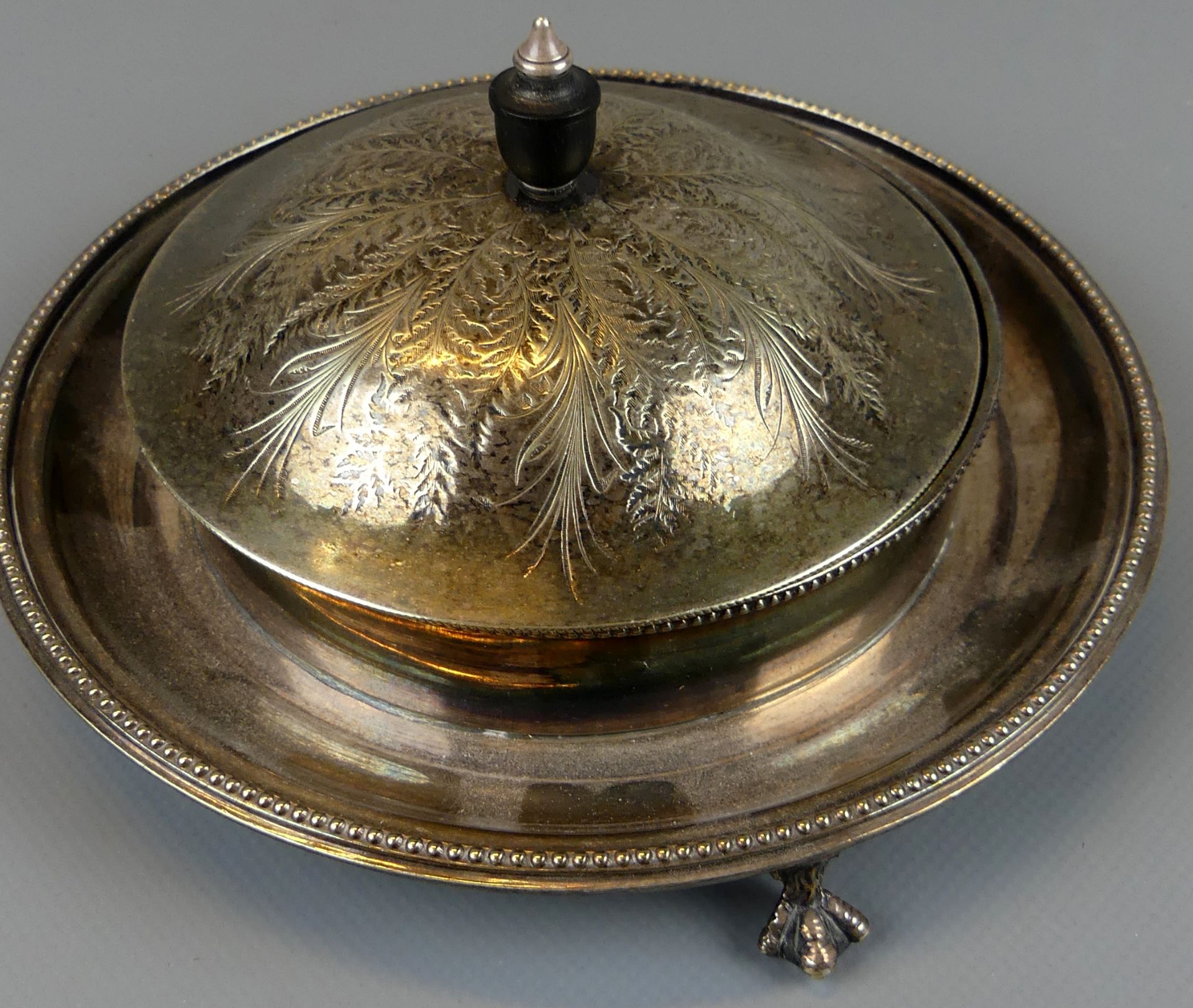 Butterschale mit Deckel, England, plated, drei Tatzenfüße, Perlrand, - Image 2 of 2