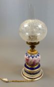 Elektrifizierte Petroleumlampe, mit rundem Glasschirm, Keramik/Messing/Glas,