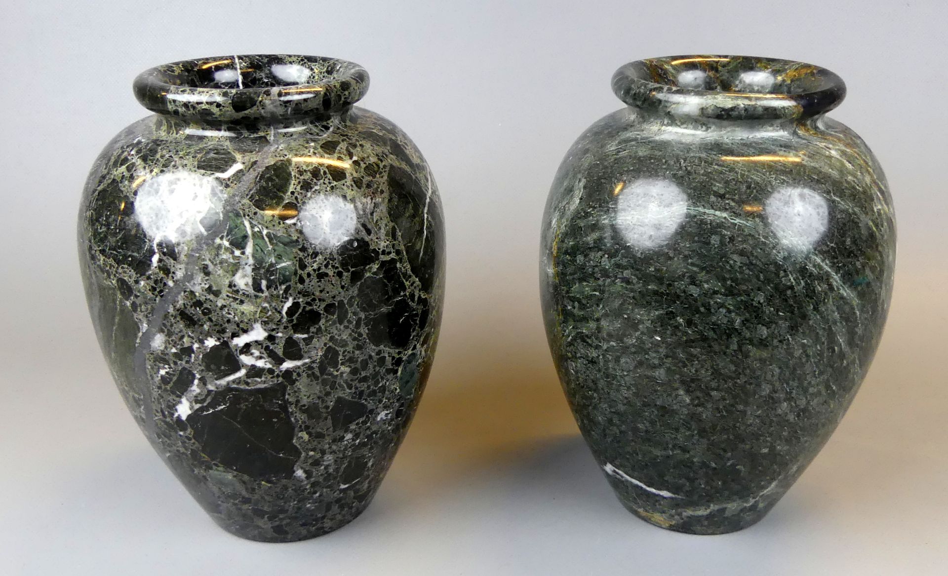 Paar Vasen, Marmor, balusterförmig, dunkelgrüner Marmor, H. ca. 20 cm,