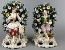2 Porzellanfiguren, Blumenumfriedung, sitzend, Porzellan, o. Manufaktur,