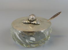 Deckeldose, Kristallglas mit 800er Silberdeckel (mit plastischer Erdbeere), Löffel,