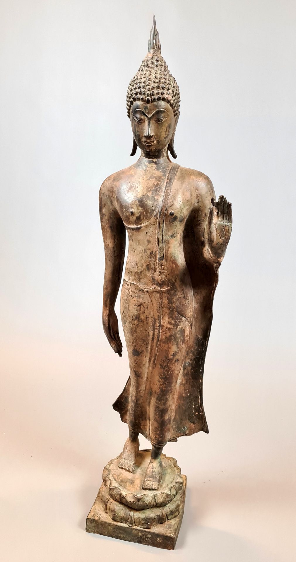 Schreitender Buddha, Geste der Schutzgewährung (abhaya mudra), - Image 2 of 5