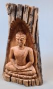 Sitzender Buddha, Geste der Meditation (dhyana mudra), aus Wurzelholzstamm geschnitzt,