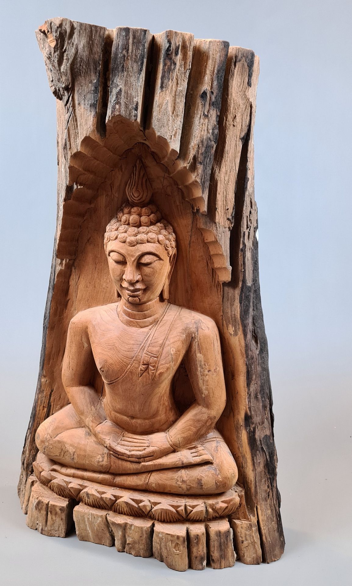 Sitzender Buddha, Geste der Meditation (dhyana mudra), aus Wurzelholzstamm geschnitzt,
