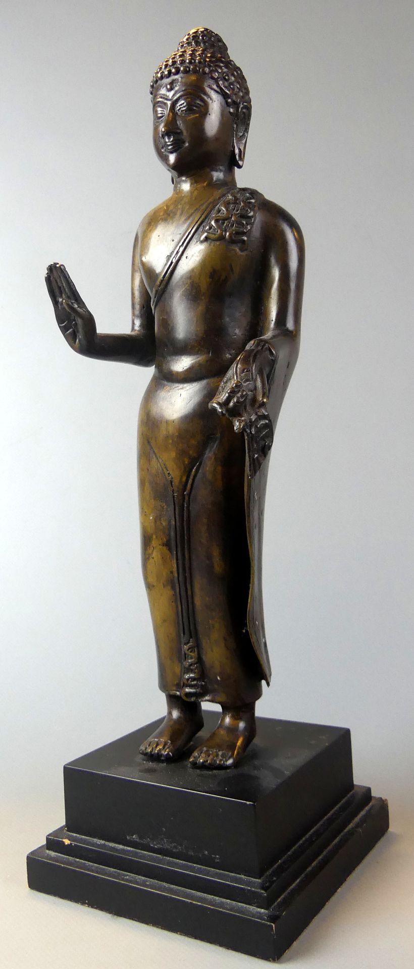 Stehender Buddha, Geste der Schutzgewährung (abhaya mudra),