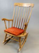 Schaukelstuhl mit Armlehnen, England, ovale Sitzfläche, Rückenh. ca. 96 cm,