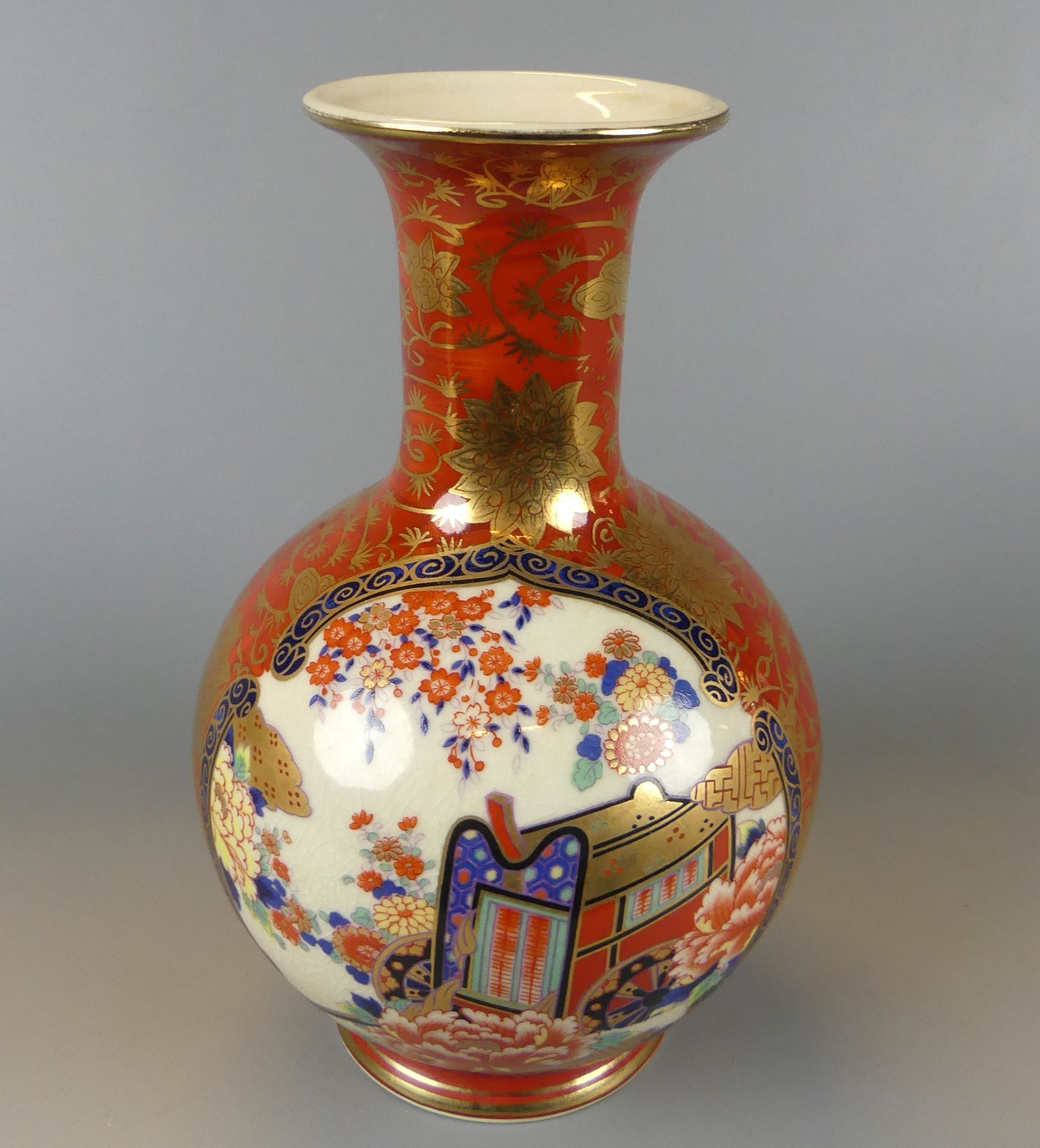 Porzellanvase, Japan, beidseitig bemalt, Bodenstempel, Goldstaffage,