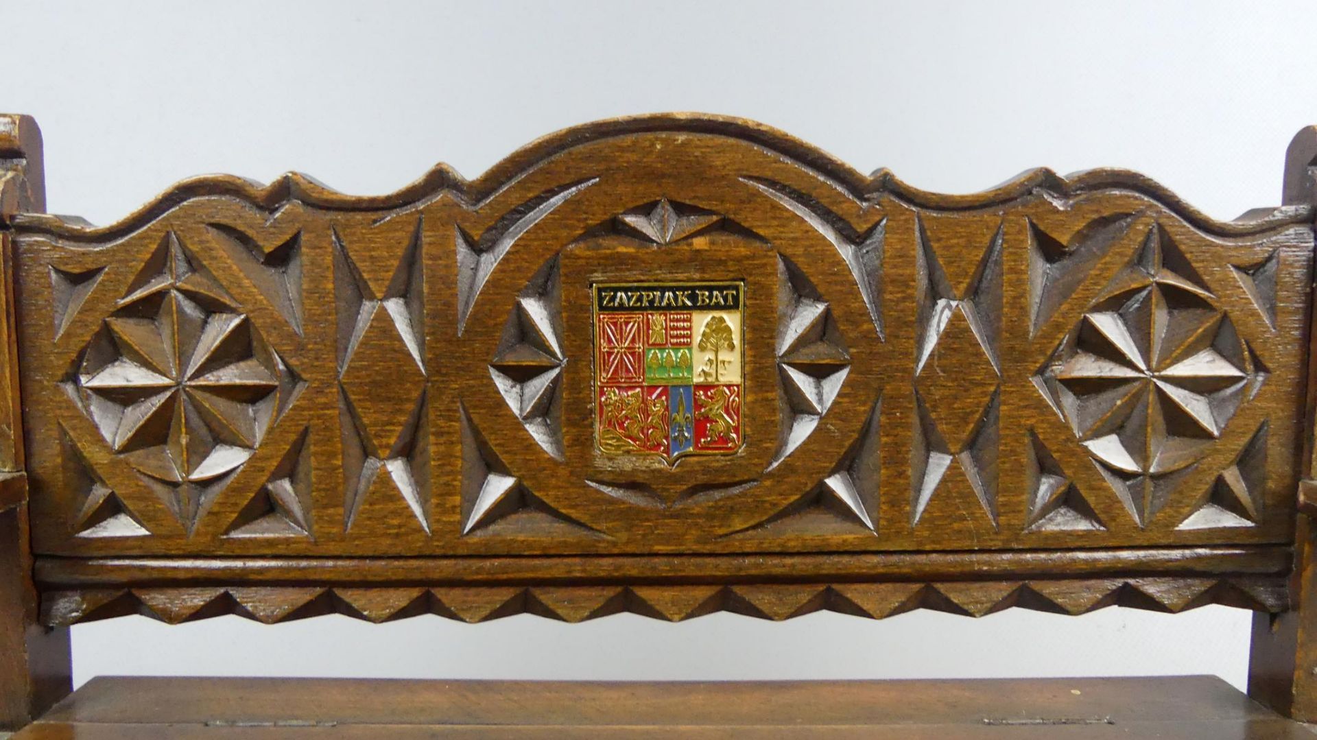 Modeschmuck mit Schmuckkiste, Miniaturholzbank, geschnitzt, Wappen Zazpiak Bat - Image 2 of 4
