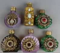 Konvolut kleiner Parfumflakons, verschiedene Materialien, Formen,