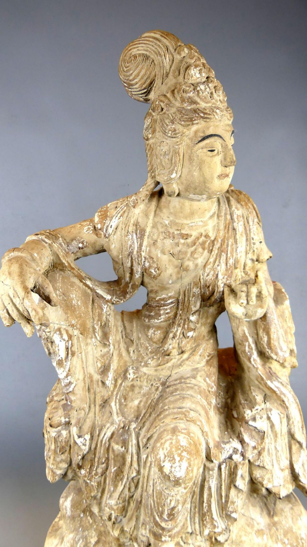 Sitzende Guanyin Göttin, Bodhisattva, wohl China, Holz geschnitzt, - Image 2 of 3